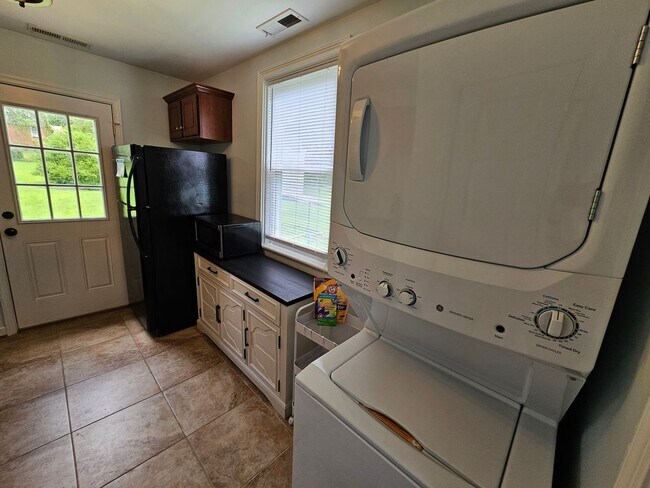 Building Photo - Newly Renovated 3BR/1BA Home - West End - ...