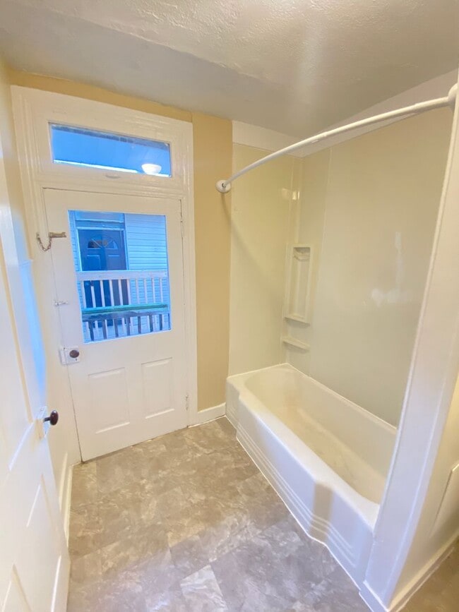 Building Photo - Charming 3 Bedroom, 1 Bath Home in York, Pa!