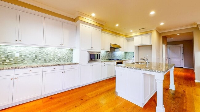 Building Photo - Beautiful Upgraded Stonegate 3 bedroom / 2.5 bath home