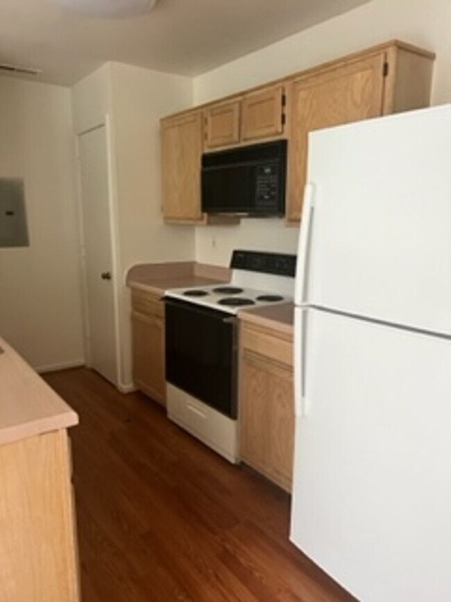 Building Photo - 2 Br 2 Bath