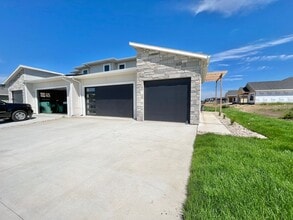 Building Photo - 5 Bed/2.5 Bath Twinhome For Rent!
