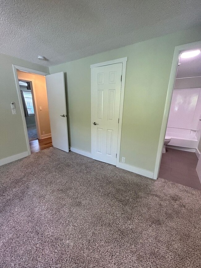 Building Photo - Kailua Lifestyle in 2 Bedroom 2 Bath Charmer
