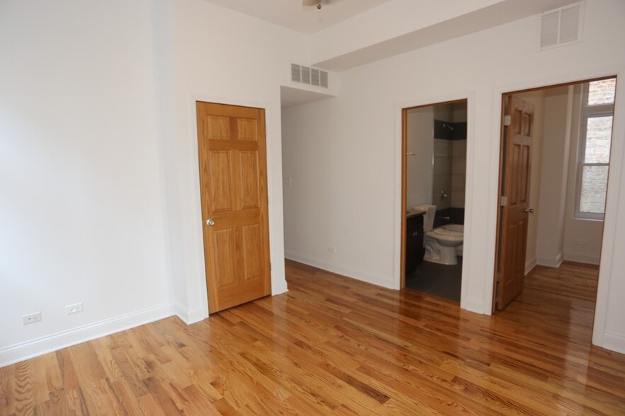 Building Photo - 1706 W Sunnyside Ave