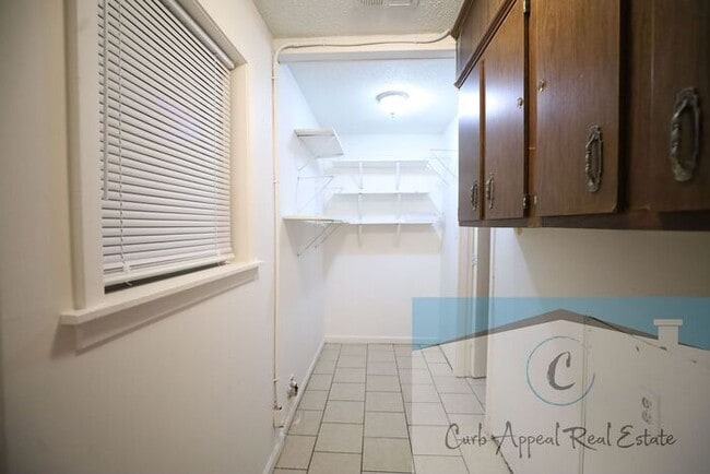 Building Photo - Move in special $800!! Recently renovated ...