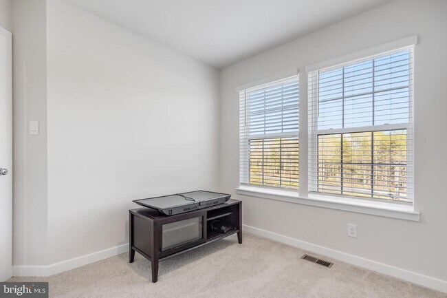 Building Photo - 345 Soft Rush Ln