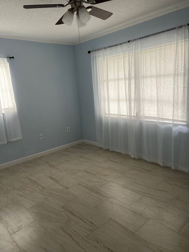 Building Photo - 4BD/2BA on the Island!
