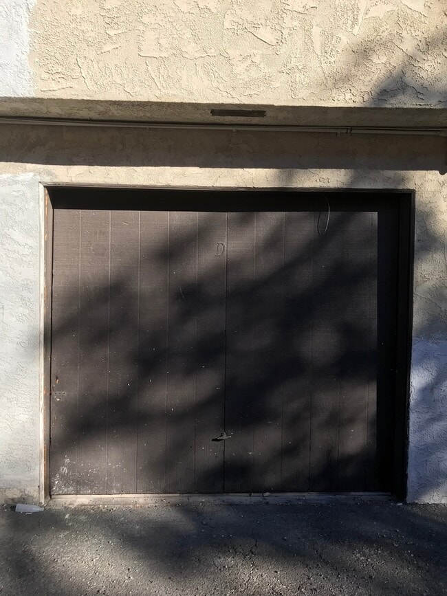 Building Photo - BEAUTIFUL 2 BEDS 1 1/2  BATHROOM APARTMENT PLUS 1 CAR GARAGE MLOVE IN SPECIAL