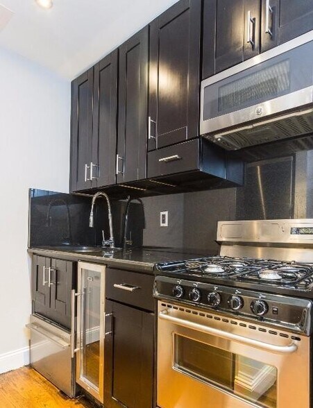 Building Photo - 437 W 53rd St