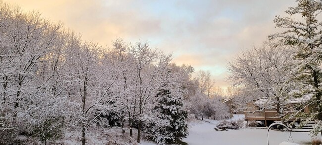 Building Photo - 607 Tamarack Dr W