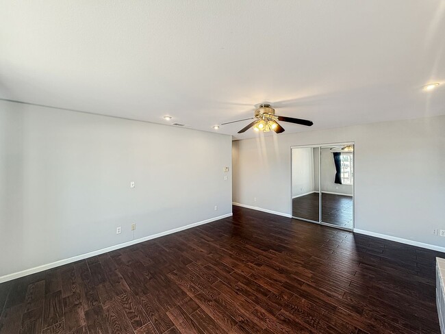 Building Photo - 4B/4.5BA Townhome in Oceanside Available f...