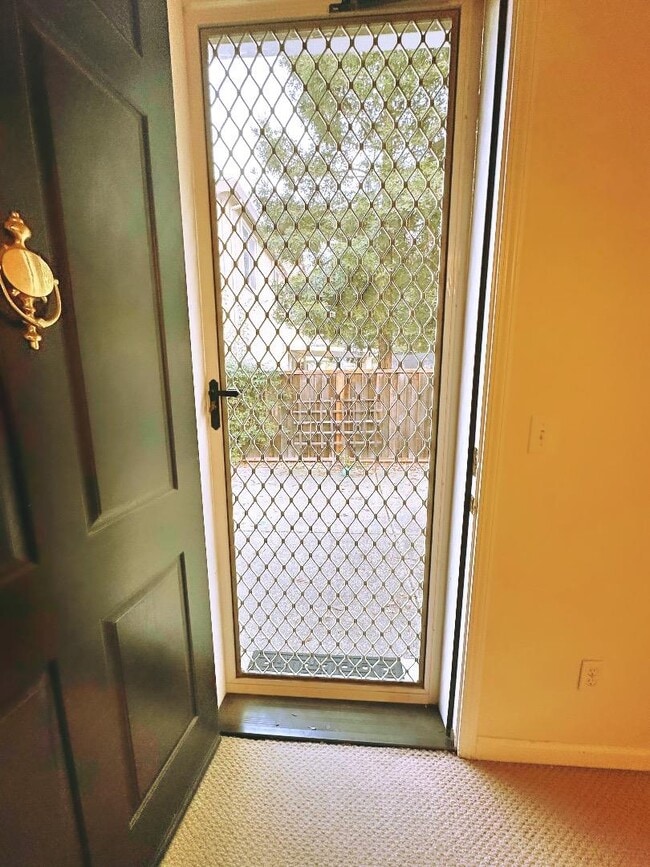 Building Photo - 784 Begonia Dr