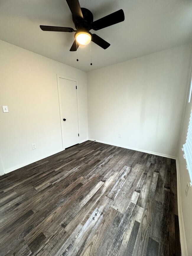 Building Photo - Move In Special!!