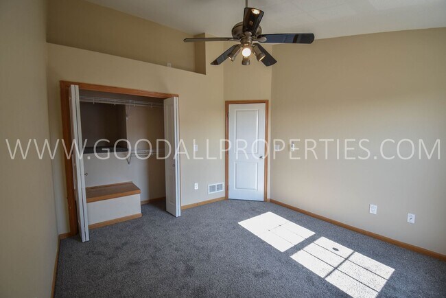 Building Photo - 2 Bedroom 2 Bath Updated Townhome in Ankeny with attached two car garage