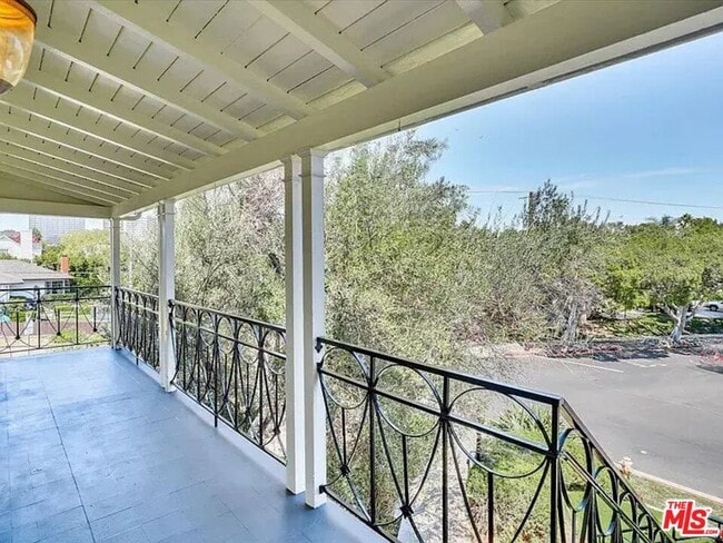 Building Photo - 1703 Kelton Ave