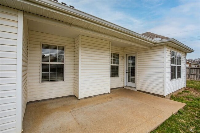 Building Photo - 520 Bonanza St