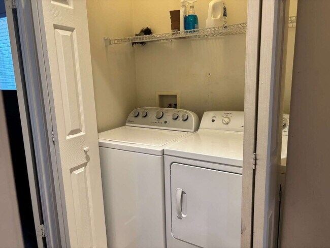 Building Photo - 2 Bedrooms / 2 Bathrooms Condo for Ren,  F...