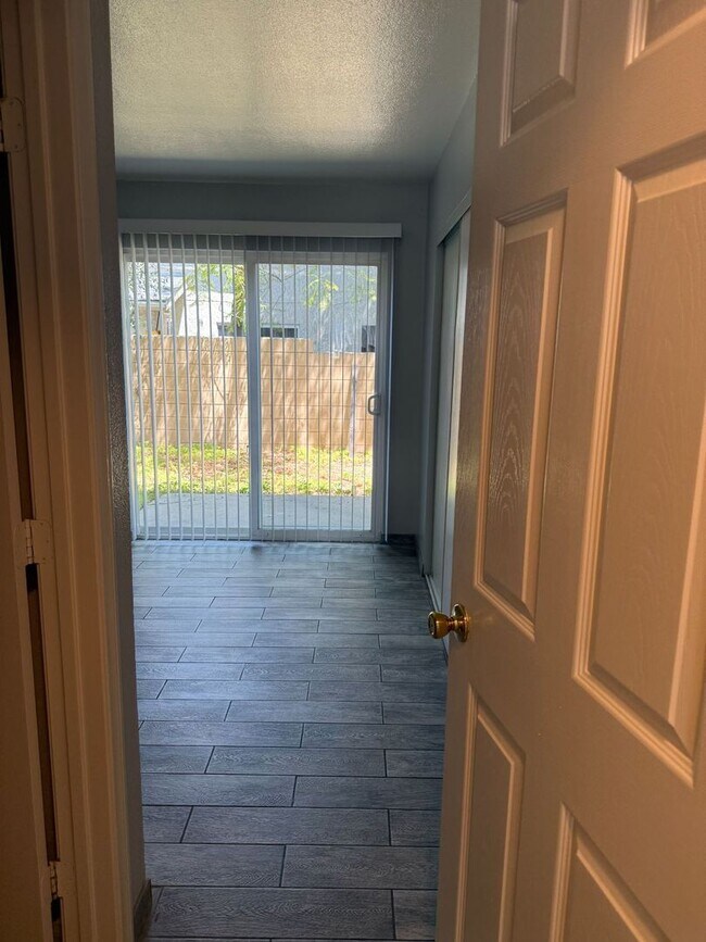 Building Photo - 1 BEDROOM 1 BATHROOM ONTARIO APARTMENT