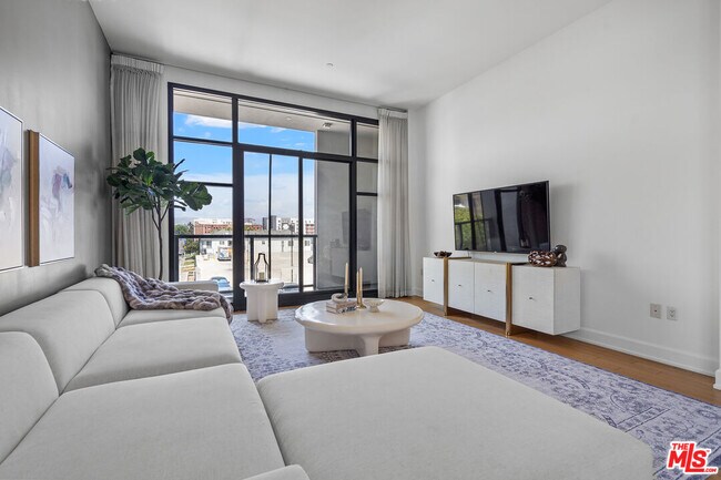 Building Photo - 3223 W 6th St