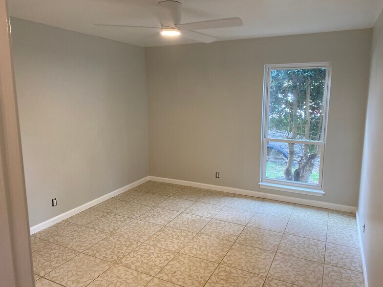 Building Photo - 515 Basswood Ave