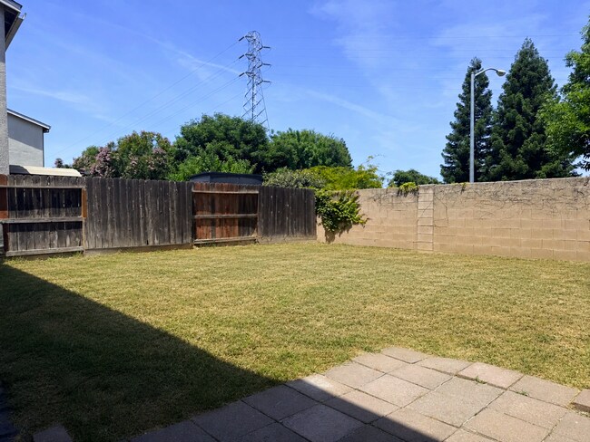 Building Photo - Don’t Miss Out on this 3/2.5 home