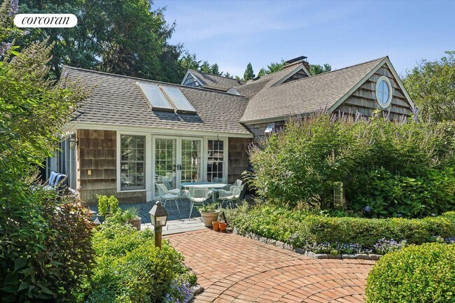 Building Photo - 20 Quogue St