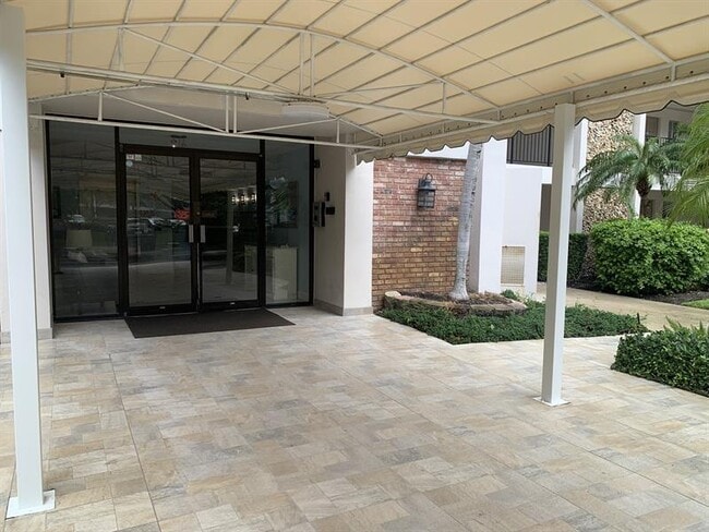 Building Photo - 2801 N Palm Aire Dr