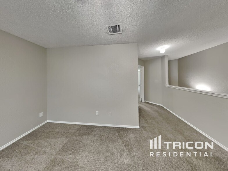 Building Photo - 208 Vivian Dr