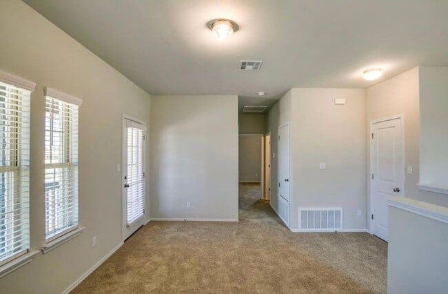 Building Photo - 129 Goldfinch Dr