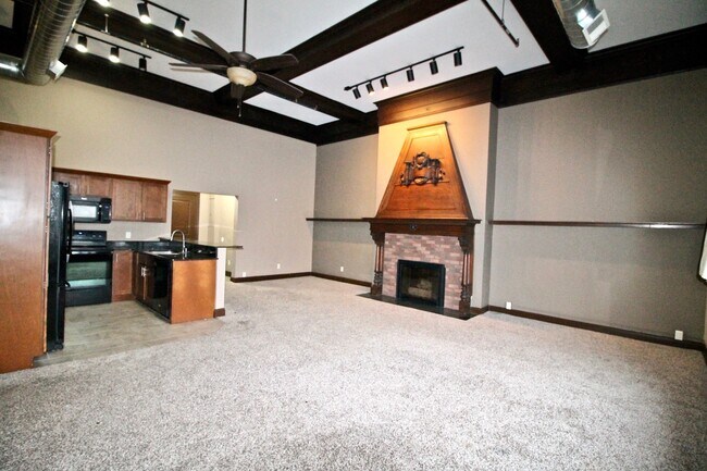 Primary Photo - 400 N Main St