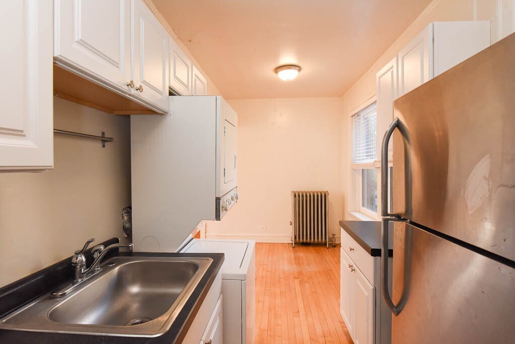 Building Photo - 1421 W Hutchinson St