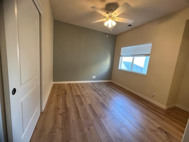 Building Photo - 841 Lawrence Dr