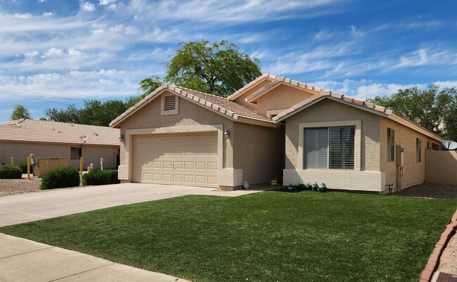 Building Photo - 3 Bedroom Home in Westbank Estates Near E ...