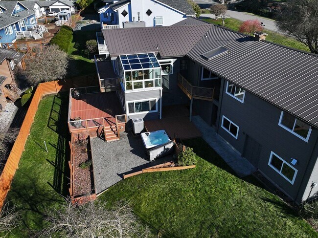 Building Photo - One Of A Kind Freeland Home with Two Seper...