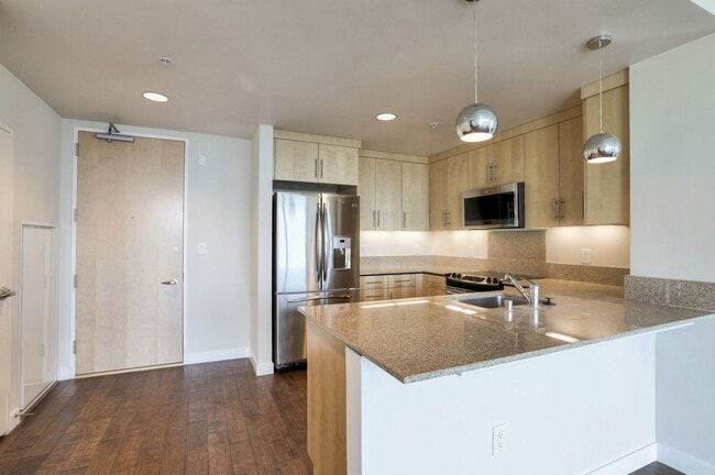 Building Photo - Gorgeous 1 Bedroom Condo with Floor to Cei...