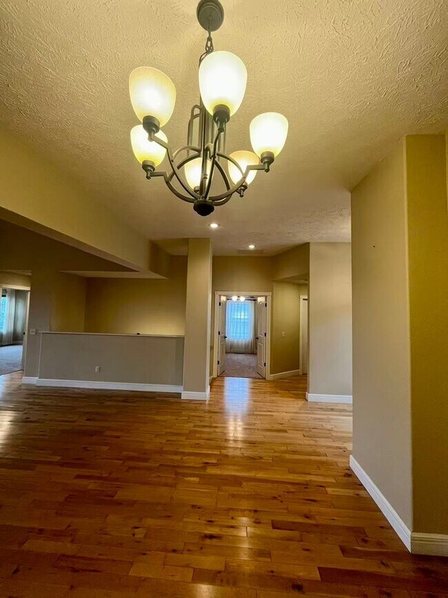 Building Photo - 5 bedroom and 3 bathroom two level house