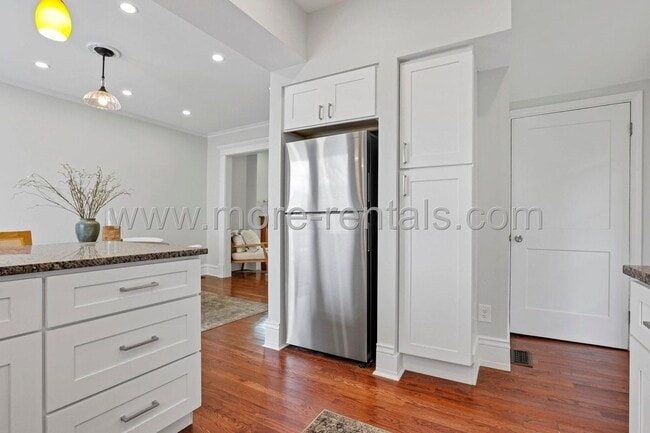 Building Photo - Stunning and move-in ready 3 bdr house