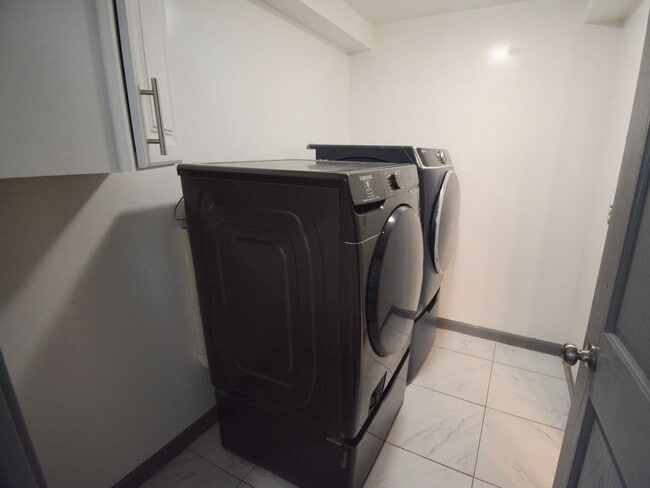 Building Photo - Spacious 5 Bed House with Custom Features Available For Rent!