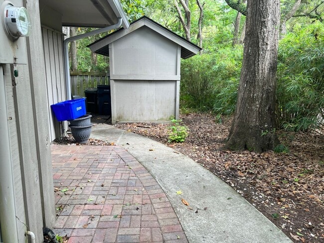Building Photo - Walk to the beach from this 2BR FURNISHED ...