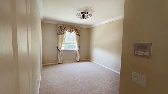 Building Photo - 9843 Vía Amati