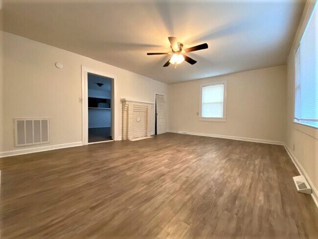 Building Photo - 1/2 MO/OFF SPECIAL - 3 bed/2 bath Fenced yard