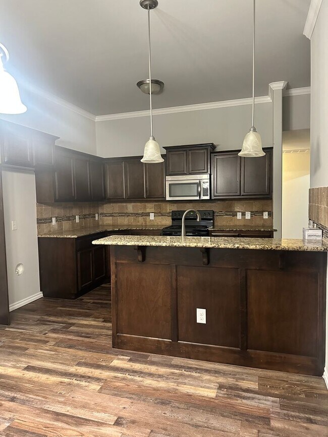 Building Photo - FIRST MONTH FREE! Great Location!