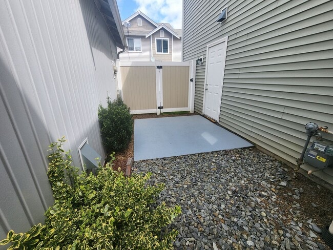 Building Photo - * Move-in Special * $500 OFF first month!