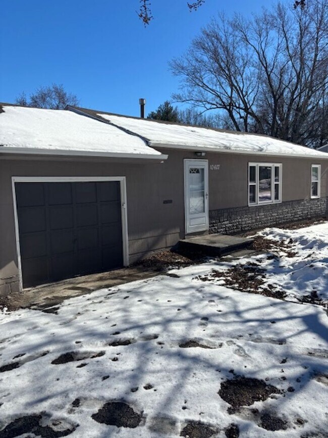 Building Photo - 3 Bedroom, 1 Bathroom in Kansas City