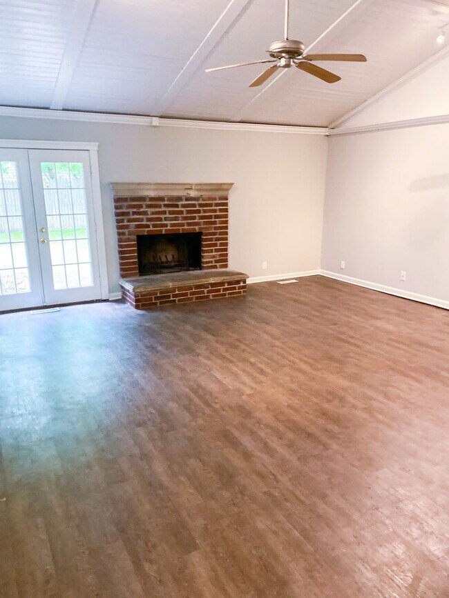 Building Photo - Beautiful 4 Bedroom 2 Bath