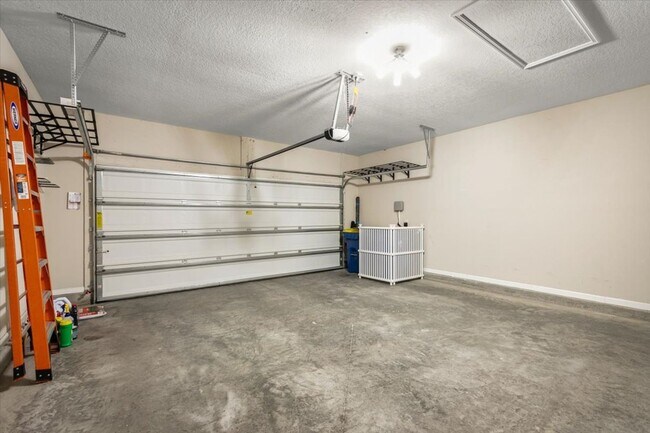 Building Photo - Beautiful 3/2 with Fully Fenced Backyard a...