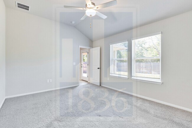 Building Photo - 135 Hackberry Ln