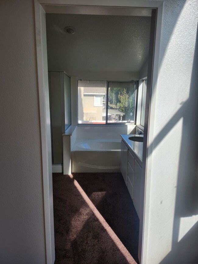 Building Photo - Spacious 4-Bedroom Home in a Prime Location