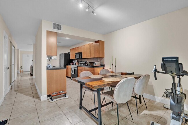 Building Photo - 9851 Riverside Dr