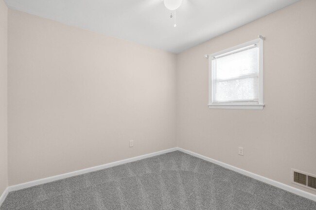 Building Photo - Spacious 4 BR/2.5 BA Single-Family Home in...