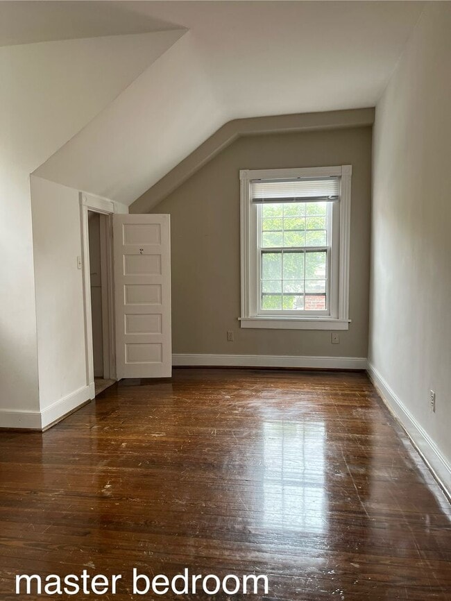 Building Photo - -- AVAILABLE SEPTEMBER 4TH -- 2 BR / 1 BA Beautiful Historic Carriage House on Monument Ave! Avai...